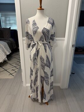 Lulu's sign of the times White Maxi Dress with Navy Leaf Print Size M